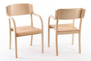 Eine Komplettholzkombination mit Armlehnen